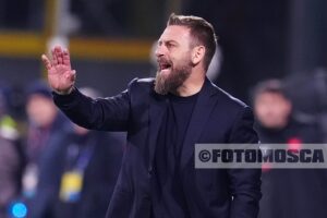 Roma, De Rossi: “Partita impegnativa. Il gol preso? Se una situazione si ripete la colpa è dell’allenatore”