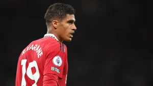 Como, Raphael Varane dice addio al calcio: l’annuncio sui social